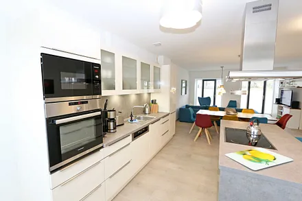 Küchenzeile mit 4-Zonen-Cerankochfeld, Backofen, Spülmaschine, Kühlschrank mit separaten Gefrierfach, Kaffeemaschine, Nespresso Kaffeemaschine, Toaster, Wasserkocher & Mixer