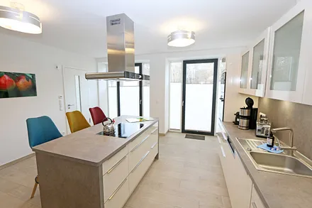 Küchenzeile mit 4-Zonen-Cerankochfeld, Backofen, Spülmaschine, Kühlschrank mit separaten Gefrierfach, Kaffeemaschine, Nespresso Kaffeemaschine, Toaster, Wasserkocher & Mixer