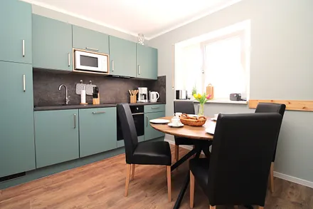 die moderne und geräumige Küche 