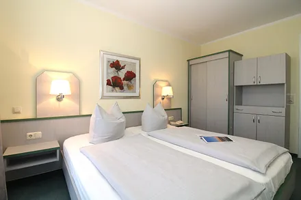 Schlafzimmer mit viel Stauraum