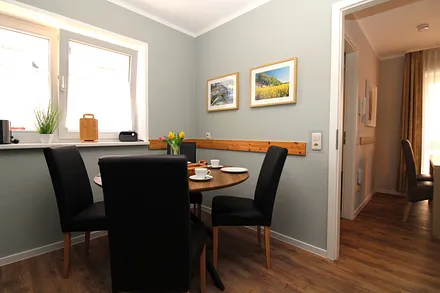 Küche mit separatem Esstisch