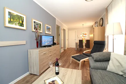 Wohnbereich mit modernem TV, Musikanlage und WLAN