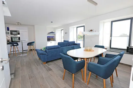 großzügiger Wohn-/Essbereich mit komfortabler Eckcouch, Couchtisch, Sideboard, Stehlampe, Smart-TV, Blu-ray Player, Mini-Stereo-Anlage mit Bluetooth und USB-Anschluss