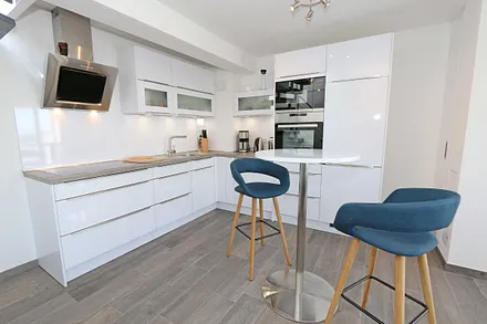 Küchenzeile mit 4-Zonen-Cerankochfeld, Backofen, Spülmaschine, Kühlschrank mit separaten Gefrierfach, Kaffeemaschine, Nespresso Kaffeemaschine, Toaster, Wasserkocher & Mixer