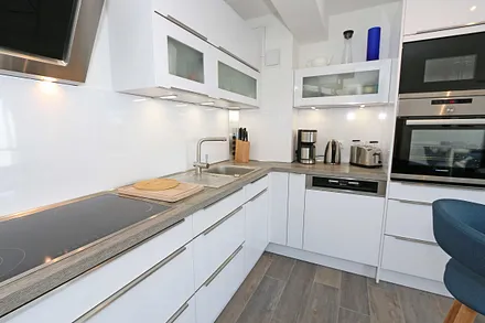 Küchenzeile mit 4-Zonen-Cerankochfeld, Backofen, Spülmaschine, Kühlschrank mit separaten Gefrierfach, Kaffeemaschine, Nespresso Kaffeemaschine, Toaster, Wasserkocher & Mixer