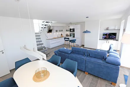 großzügiger Wohn-/Essbereich mit komfortabler Eckcouch, Couchtisch, Sideboard, Stehlampe, Smart-TV, Blu-ray Player, Mini-Stereo-Anlage mit Bluetooth und USB-Anschluss