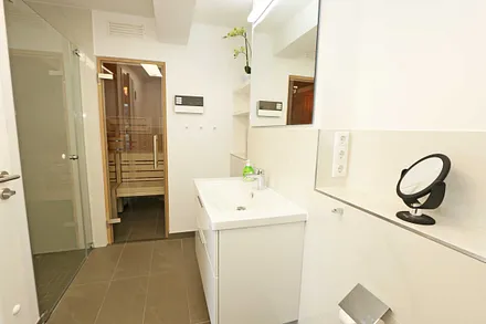 beide Badezimmer mit WC, ebenerdigen Dusche, Kosmetikspiegel, Fön, Handtuchtrockner sowie Waschplatz mit großzügigen Spiegeln und Ablageflächen