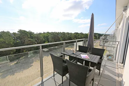 direkter Zugang zum bestuhlten Balkon ( Ost ) vom Wohn-/Essbereich und ein Schlafzimmer