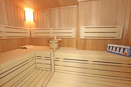 ein Badezimmer ist zusätzlich mit einer Sauna und Bidet ausgestattet