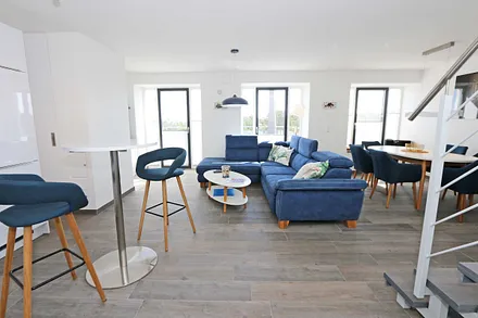 großzügiger Wohn-/Essbereich mit komfortabler Eckcouch, Couchtisch, Sideboard, Stehlampe, Smart-TV, Blu-ray Player, Mini-Stereo-Anlage mit Bluetooth und USB-Anschluss