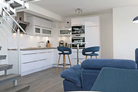 Küchenzeile mit 4-Zonen-Cerankochfeld, Backofen, Spülmaschine, Kühlschrank mit separaten Gefrierfach, Kaffeemaschine, Nespresso Kaffeemaschine, Toaster, Wasserkocher & Mixer