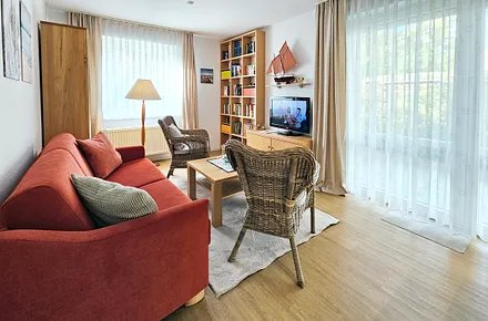 Flat-TV, Radio, Bücher, Zugang auf die Terrasse (möbliert v. April - Oktober)