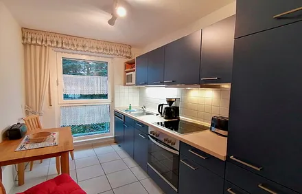 separate Küche inkl. Spülmaschine, Backofen, Mikrowelle