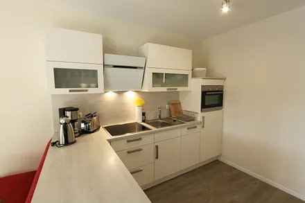 Küchenzeile mit einem Essbereich,Kühlschrank mit Gefrierfach, Spülmaschine, Backofen, 4 Zonen-Cerankochfeld, Kaffeemaschine mit Thermoskanne, Nespresso Maschine mit Aufschäumer, Toaster & Wasserkocher