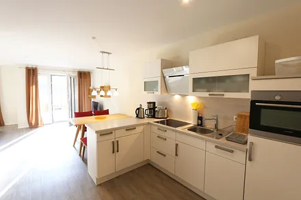 Küchenzeile mit einem Essbereich,Kühlschrank mit Gefrierfach, Spülmaschine, Backofen, 4 Zonen-Cerankochfeld, Kaffeemaschine mit Thermoskanne, Nespresso Maschine mit Aufschäumer, Toaster & Wasserkocher