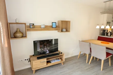 offener Wohn-/Küchenbereich mit hochwertigen Massivholzmöbeln, Couch ( Aufbettung für 3. Person 0,90 m x 2,00 m), Couchtisch, Leselampe, Kamin Pelletofen, TV-Board mit Smart-TV und eine Bose Soundbar