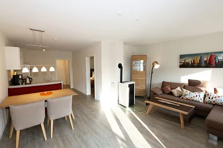 Wohn-/Küchenbereich mit hochwertigen Massivholzmöbeln, Couch ( Aufbettung für 3. Person 0,90 m x 2,00 m), Couchtisch, Leselampe, Kamin Pelletofen, TV-Board mit Smart-TV sowie eine Bose Soundbar