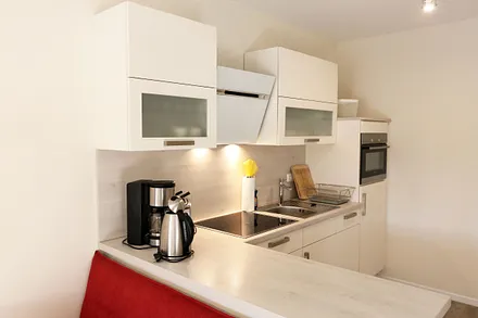 Küchenzeile mit einem Essbereich,Kühlschrank mit Gefrierfach, Spülmaschine, Backofen, 4 Zonen-Cerankochfeld, Kaffeemaschine mit Thermoskanne, Nespresso Maschine mit Aufschäumer, Toaster & Wasserkocher