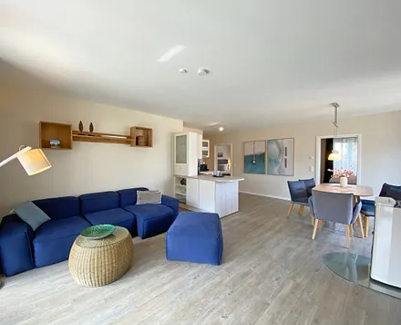 großer Wohnbereich mit gemütlicher Couch