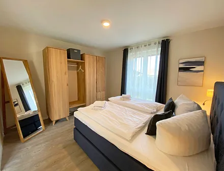 1.Schlafzimmer mit großem Kleiderschrank