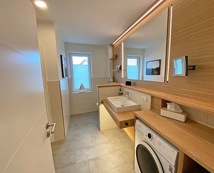 Badezimmer mit Waschmaschine