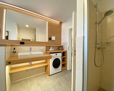 Badezimmer mit Dusche und Waschbecken