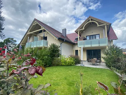 seitlicher Blick vom Garten zum Haus Sterntaucher