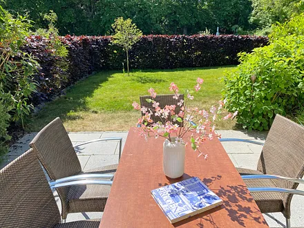 bestuhlte Terrasse in ruhiger Lage