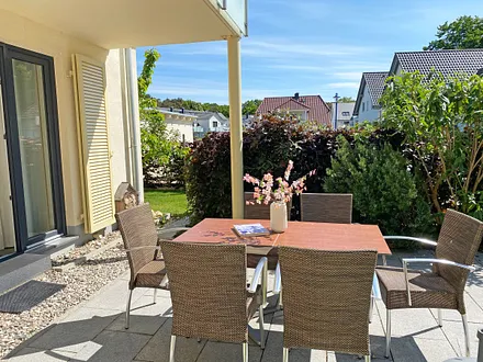 bestuhlte Terrasse mit Blick ins Grüne