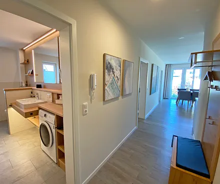 Flurbereich mit Blick ins Badezimmer