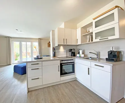 moderne Küchenzeile mit Backofen