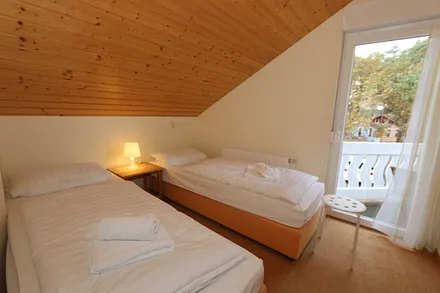 2. Schlafzimmer mit Zugang zum Balkon