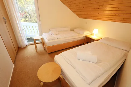 2. Schlafzimmer mit Zugang zum Balkon