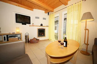 Wohnbereich mit Kamin und TV