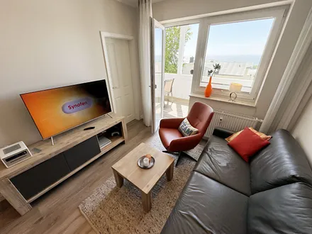 Wohnzimmer mit  Couch und Meerblick