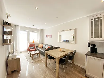 Wohnzimmer mit Esstisch und Couch