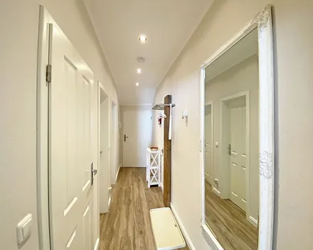 Flur mit Garderobe und Spiegel