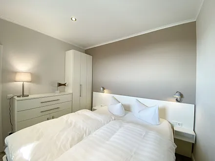 1. Schlafzimmer mit Kommode