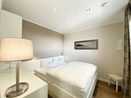 1. Schlafzimmer mit Doppelbett bietet viel Stauraum