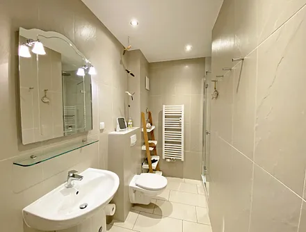 Badezimmer mit Waschbecken und WC