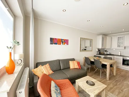 Wohnzimmer mit Blick zur Küchenzeile