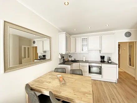 Küche mit Esstisch für gemeinsames Essen