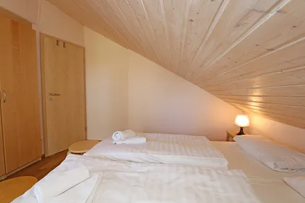 2. Schlafzimmer mit großem Kleiderschrank