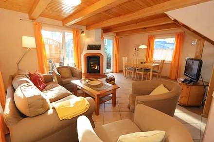 Wohn- und Essbereich mit Kamin