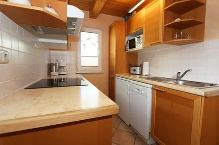 moderne Küchenzeile mit allem was zum Kochen benötigt wird