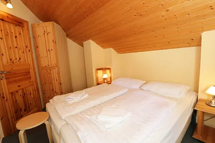 1. Schlafzimmer mit Kleiderschrank