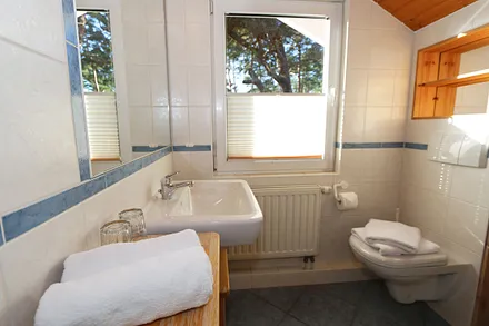 oberes Badezimmer mit WC