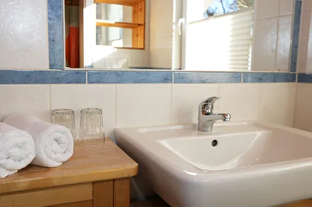 oberes Badezimmer mit Waschbecken