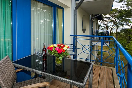 Balkon mit seitlichem Meerblick