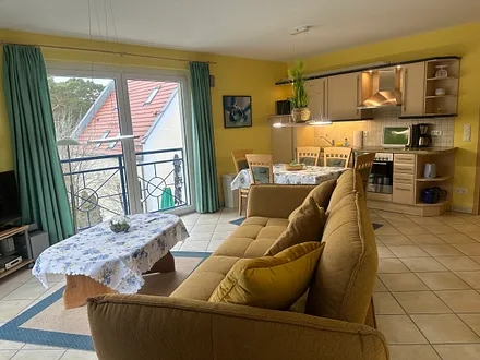 Wohnzimmer mit Essbereich und offener Küche